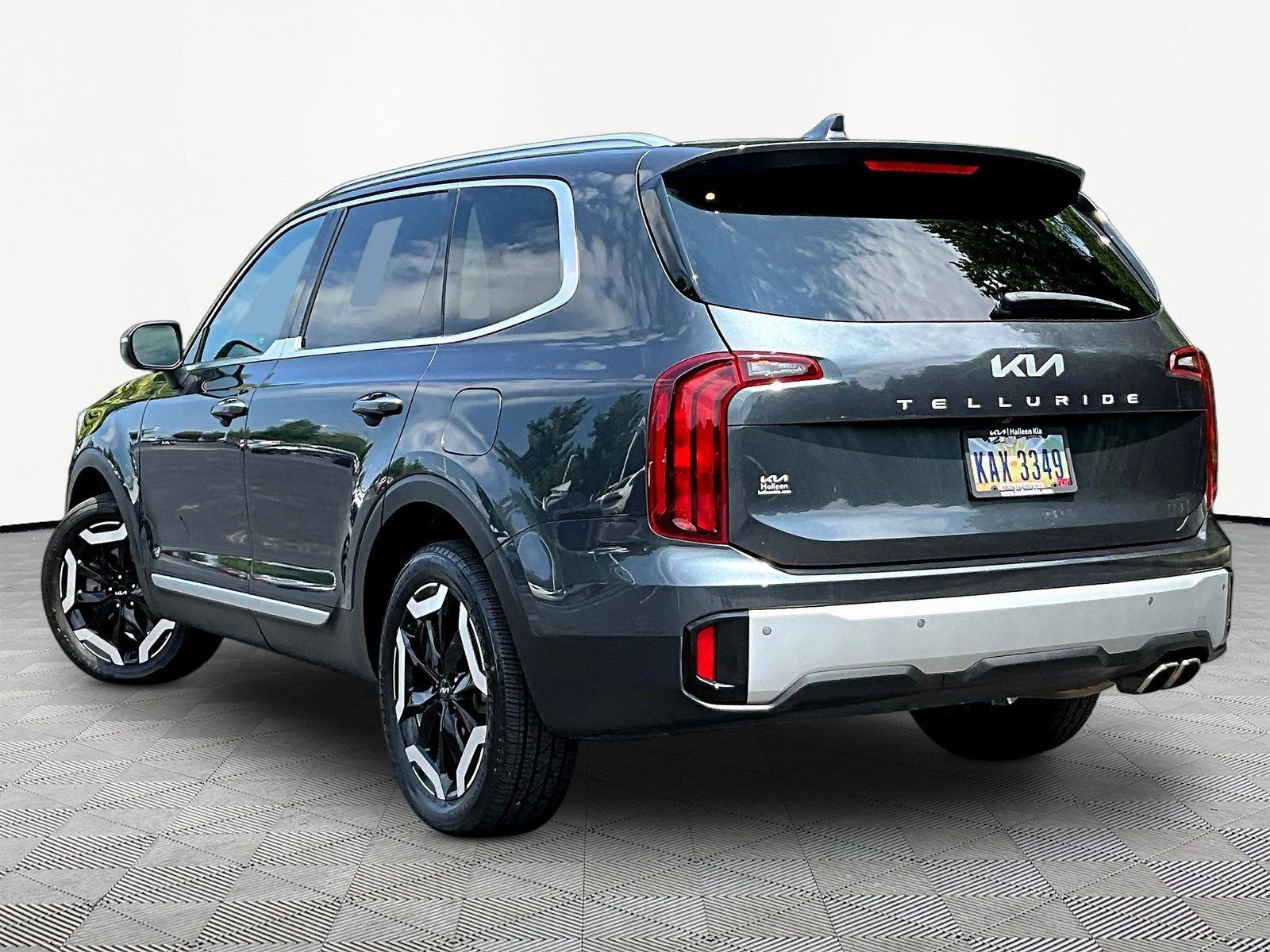 Used 2023 Kia Telluride S FWD image 4