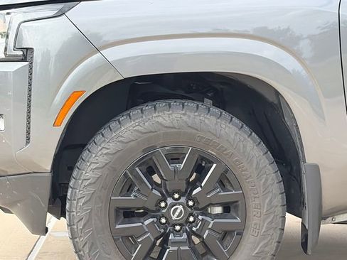 Used 2024 Nissan Frontier SV w/ SV Convenience Package RWD image 2