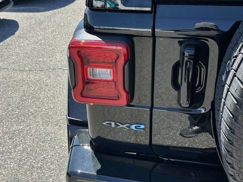 Used 2023 Jeep Wrangler Unlimited Sahara image 30