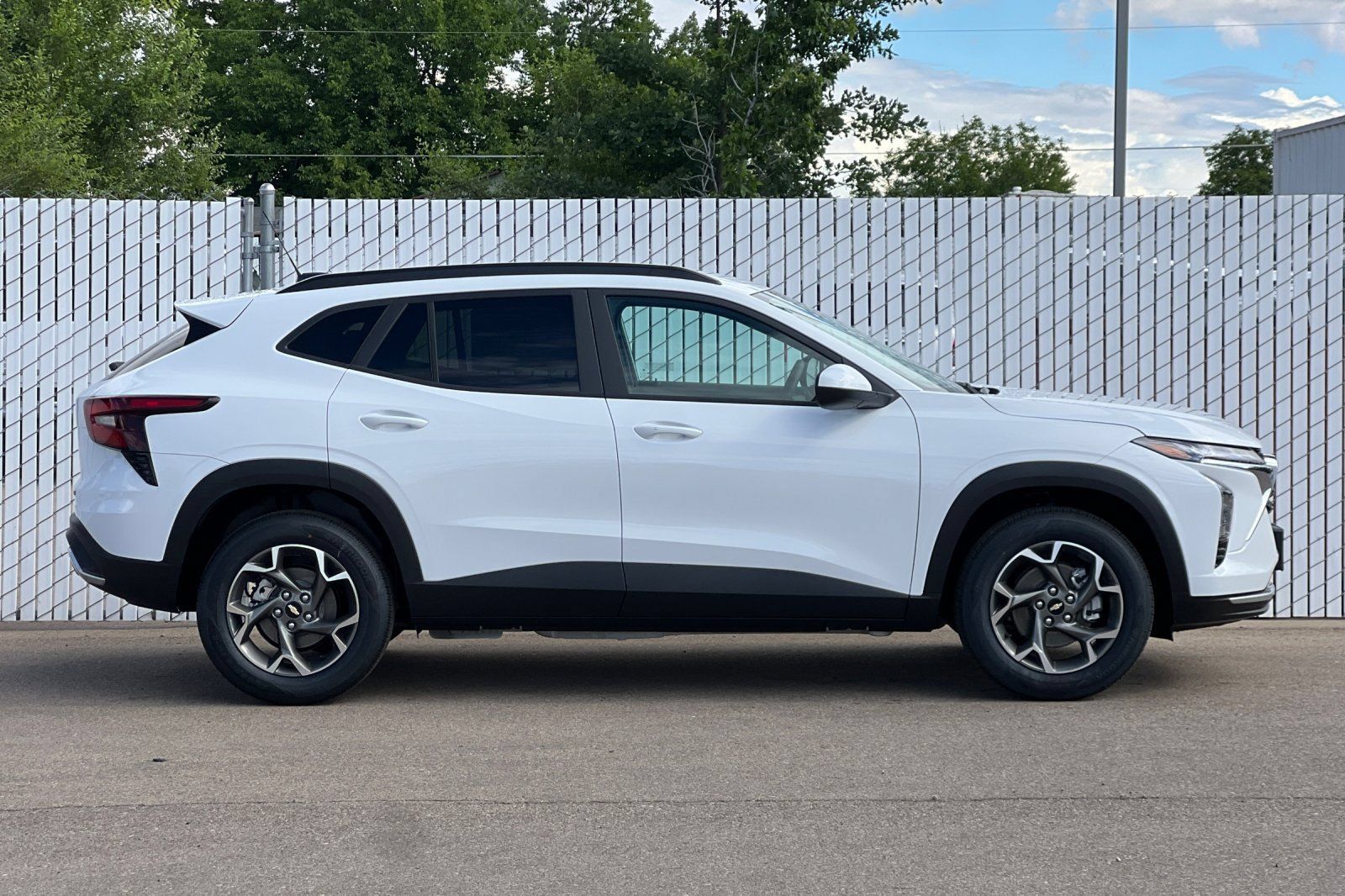 New 2026 Chevrolet Trax LT w/ LT Convenience Package FWD image 3