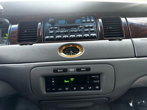 Used 2000 Lincoln Town Car Cartier image 16