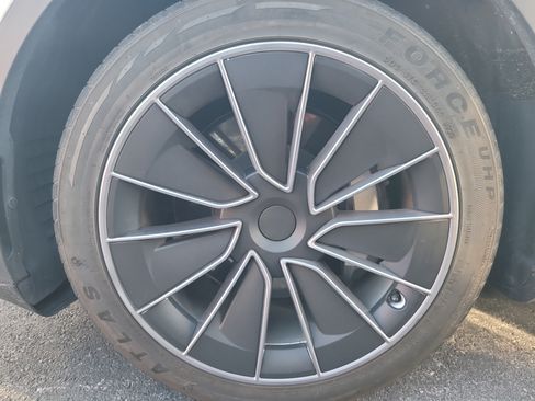 Used 2021 Tesla Model Y 2WD image 9