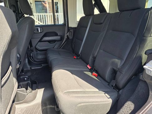 Used 2018 Jeep Wrangler Unlimited Sahara image 20