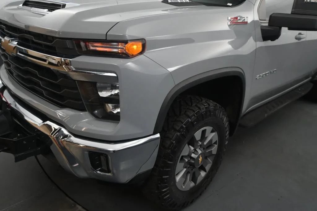 Used 2024 Chevrolet Silverado 2500 LT AWD/4WD image 11