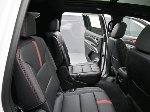 Used 2025 Chevrolet Traverse RS w/ LPO, Floor Liner Package FWD image 23