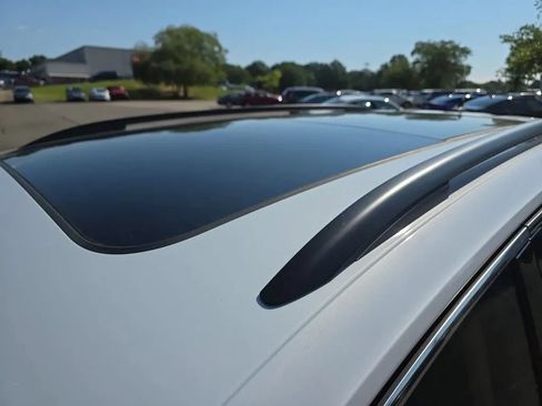 Used 2018 Volkswagen Tiguan SE w/ Panoramic Sunroof Package FWD image 13
