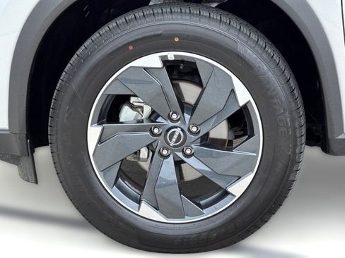 Used 2025 Nissan Rogue SV AWD/4WD image 11
