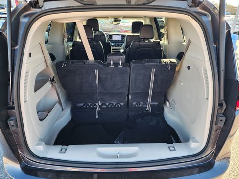 Used 2023 Chrysler Pacifica Touring-L image 6