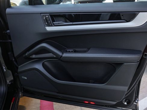 Used 2025 Porsche Cayenne image 26