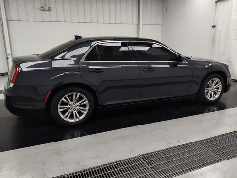 Used 2018 Chrysler 300 Touring L RWD image 10