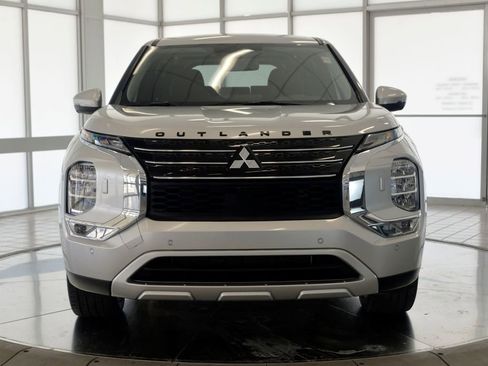 Used 2025 Mitsubishi Outlander SE image 3
