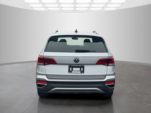 Used 2024 Volkswagen Taos SE FWD image 6