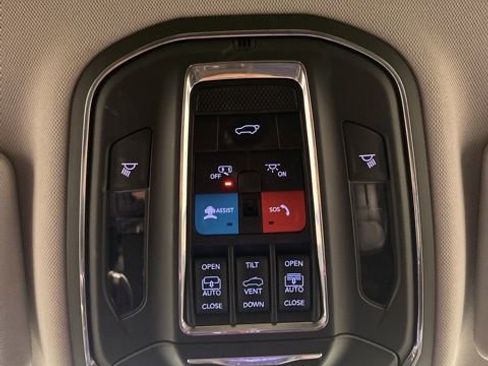 Used 2023 Jeep Grand Cherokee Limited image 17