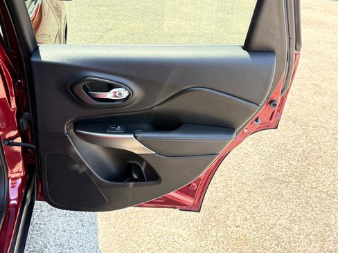 Used 2019 Jeep Cherokee Latitude Plus w/ Comfort/Convenience Group image 44