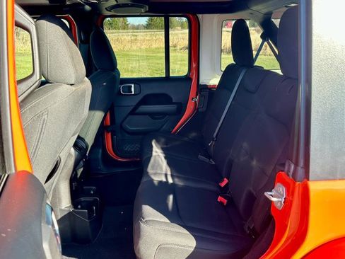 Used 2018 Jeep Wrangler Unlimited Sahara image 15