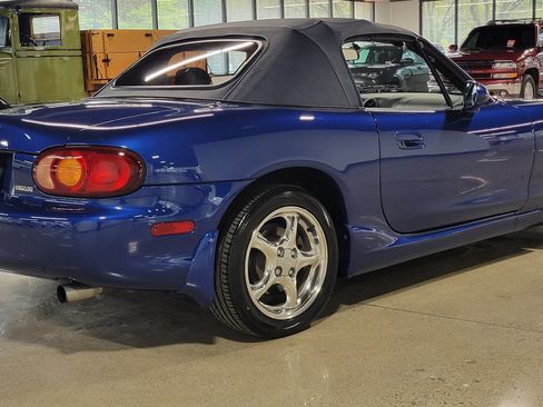 Used 1999 MAZDA MX-5 Miata RWD image 32