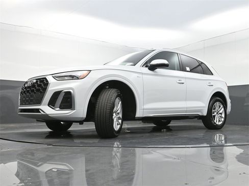 Used 2024 Audi Q5 2.0T Premium w/ Convenience Package image 27