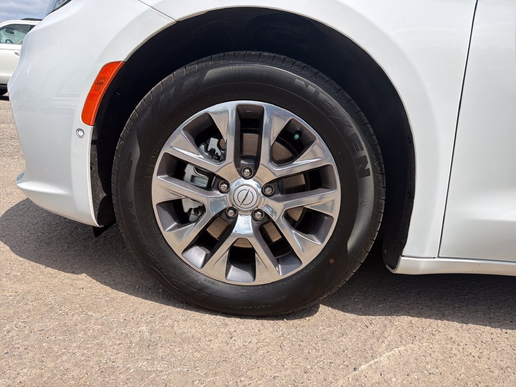 Used 2026 Chrysler Pacifica Pinnacle FWD image 10