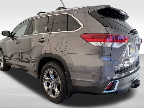 Used 2019 Toyota Highlander AWD V6 image 2