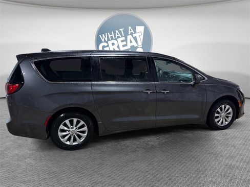 Used 2018 Chrysler Pacifica Touring Plus image 2