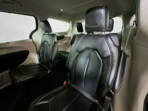 Used 2023 Chrysler Pacifica Touring-L image 22