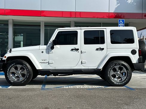 Used 2017 Jeep Wrangler Unlimited Sahara w/ Connectivity Group AWD/4WD image 7