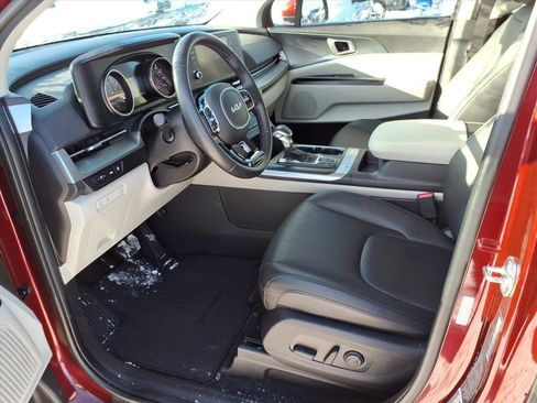 Used 2024 Kia Carnival LX image 7