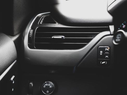 Used 2018 Chevrolet Suburban LT image 10