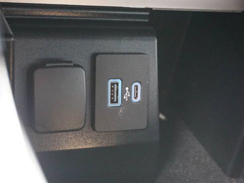 Used 2022 Ford Explorer XLT w/ Equipment Group 202A RWD image 28