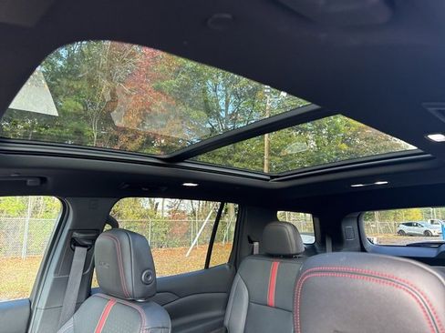 Used 2024 Chevrolet Traverse RS image 39