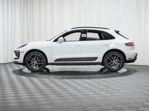 Certified 2022 Porsche Macan AWD/4WD image 29