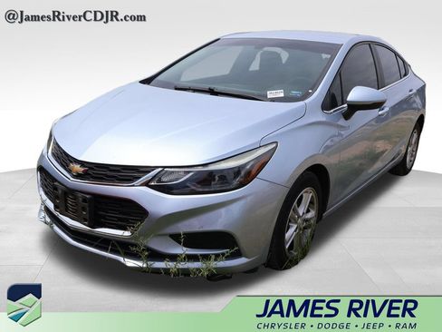 Used 2018 Chevrolet Cruze LT FWD image 2