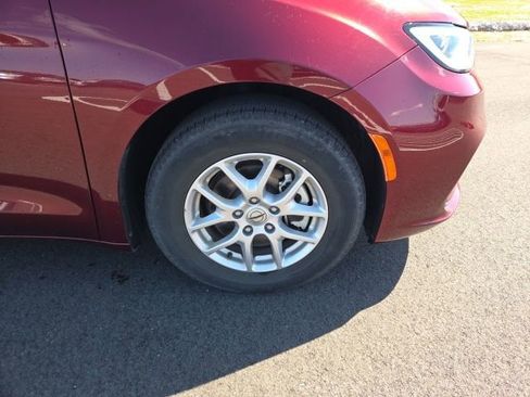 Used 2023 Chrysler Pacifica Touring-L image 4