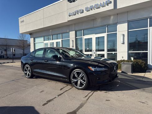 Used 2021 Volvo S60 T5 R-Design image 1