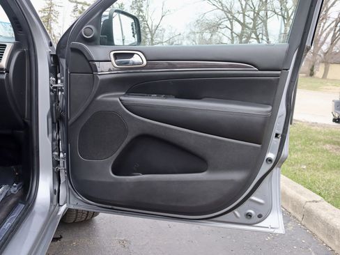 Used 2017 Jeep Grand Cherokee Overland image 36