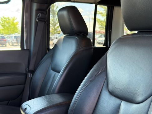 Used 2017 Jeep Wrangler Unlimited Sahara AWD/4WD image 11
