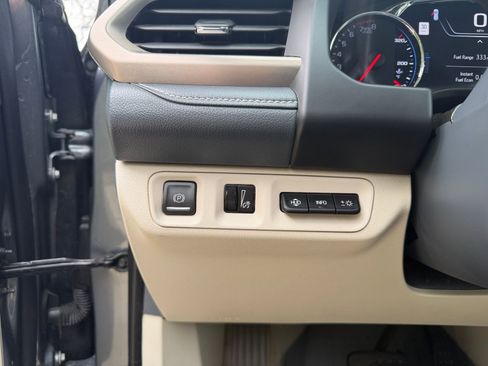 Used 2022 GMC Acadia Denali w/ Denali Technology Package image 12