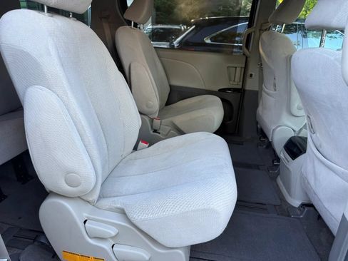 Used 2012 Toyota Sienna LE w/ Towing Pkg AWD/4WD image 12
