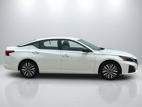 Used 2025 Nissan Altima 2.5 SV FWD image 4
