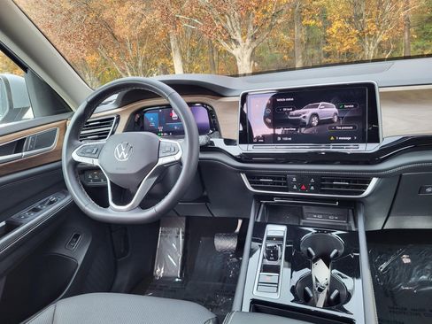 Used 2024 Volkswagen Atlas SE image 16