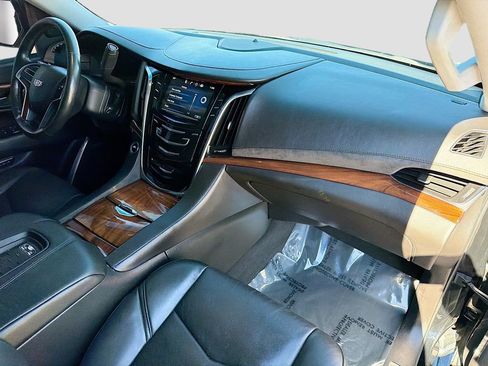 Used 2015 Cadillac Escalade Premium image 13