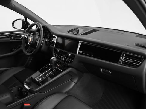 Certified 2025 Porsche Macan image 20