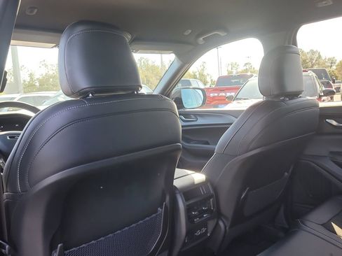 New 2025 Jeep Grand Cherokee Altitude image 9