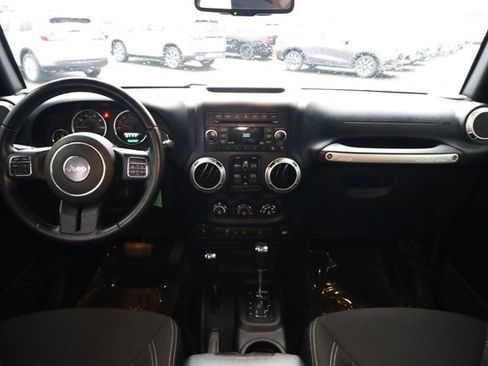 Used 2018 Jeep Wrangler Unlimited Rubicon w/ Connectivity Group image 14