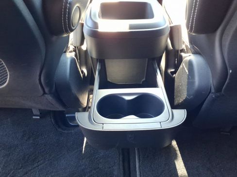 Used 2025 Chrysler Pacifica Select FWD image 16