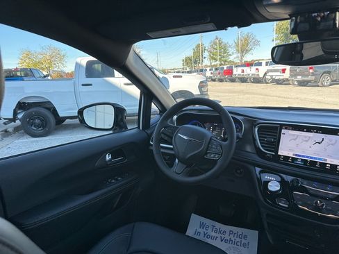 New 2026 Chrysler Pacifica Select image 51