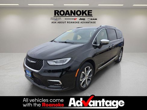 Used 2024 Chrysler Pacifica Pinnacle w/ Trailer Tow Group image 1