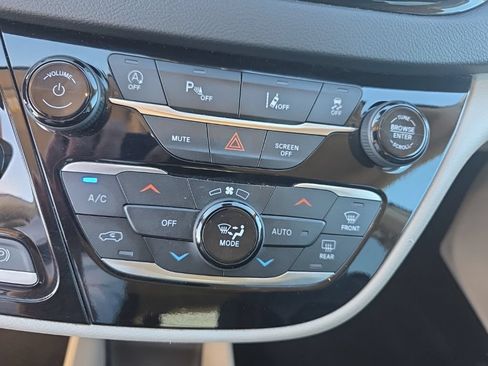 Used 2023 Chrysler Pacifica Touring-L FWD image 16