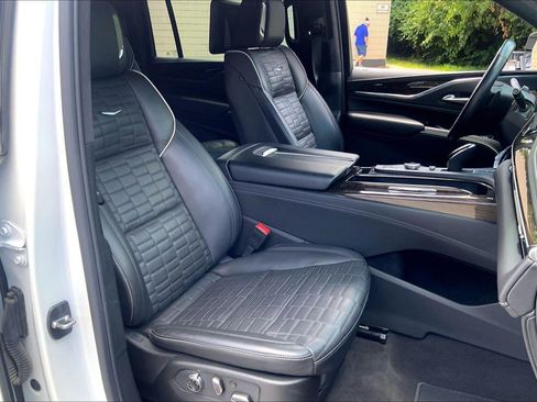 Used 2024 Cadillac Escalade ESV Sport Platinum w/ LPO, ONYX Package AWD/4WD image 7