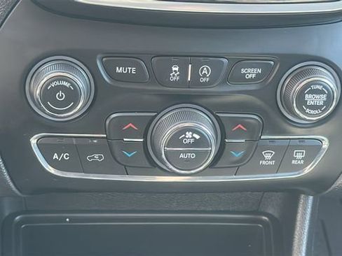 Used 2019 Jeep Cherokee Limited AWD/4WD image 12
